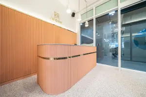 곡선 우드 슬랫이 돋보이는 공유오피스 리셉션